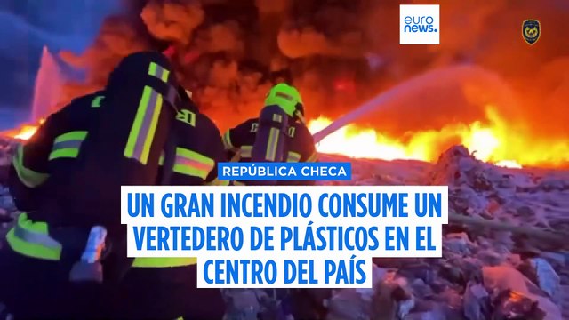 Los Bomberos luchan contra un gran incendio en un vertedero de plásticos del centro de la República Checa