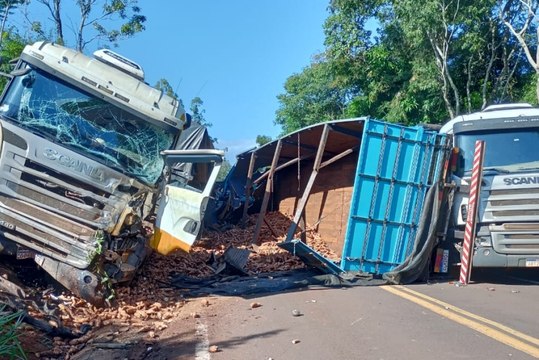 Vídeos mostram acidente com três caminhões na PR-490 entre Altônia e São Jorge do Patrocínio