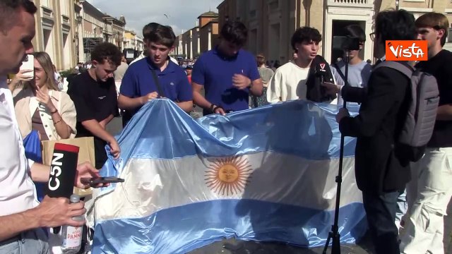 Morte Papa Francesco, il ricordo di alcuni studenti argentini: Gli siamo grati per la sua umiltà