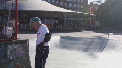 Un anciano de 88 años que hace skate en Bilbao