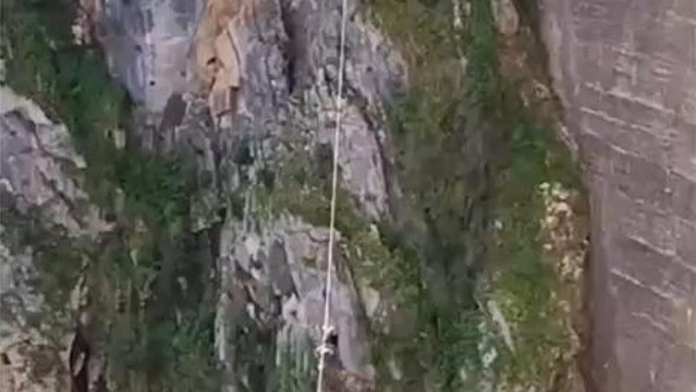 Rescate de una persona en Málaga que se quedó colgada de una tirolina a 60 metros de altura.