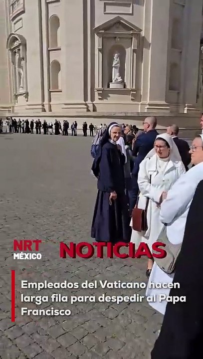 Una fila interminable se forma frente a la Casa Santa Marta, donde los trabajadores del Vaticano rinden un emotivo homenaje al Papa Francisco. La espera refleja el cariño y respeto de quienes compartieron su labor diaria con el Pontífice.