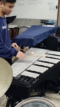 Une belle imitation des annonces au micro en gare