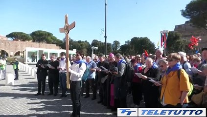 Video News - Pellegrini e adolescenti verso Roma