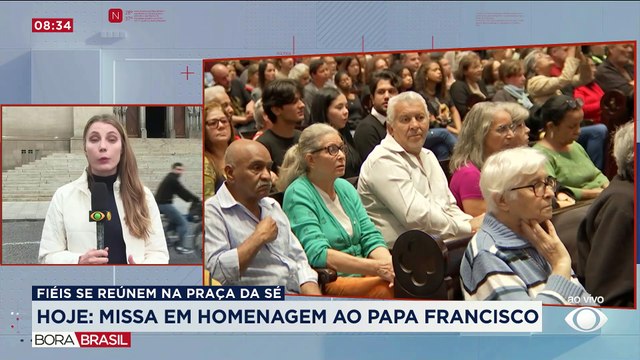 Fiéis se reúnem na Catedral da Sé para missa em homenagem ao papa Francisco