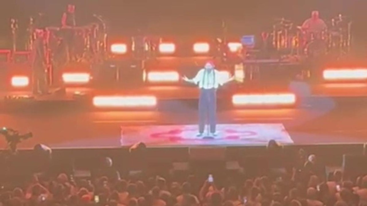 L'omaggio di Jovanotti a papa Francesco durante il concerto a Roma: «Gli abbiamo voluto bene»