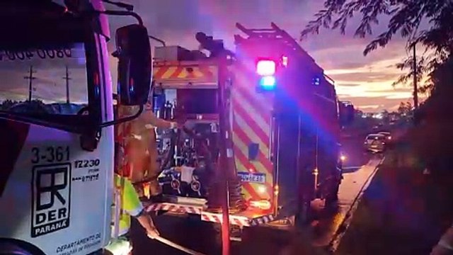 Corpo de Bombeiros combate incêndio ambiental às margens da BR-277