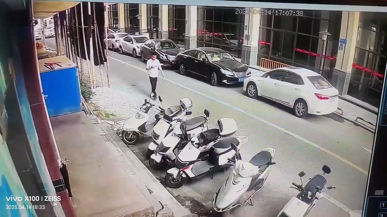 Así cayeron ladrillos a joven mientras conducía su motocicleta