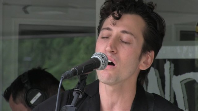 Des Rocs Performing Let Me Live/Let Me Die (Acoustic) For WDHA