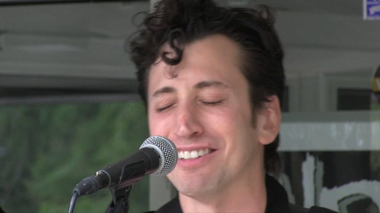 Des Rocs Performing "Used To The Darkness (Acoustic)" For WDHA