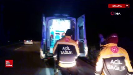 Sakarya'da şarampole uçan araçtan yaralı kurtarıldı: Sedyede sigara yaktı
