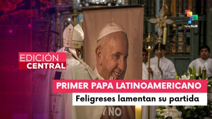 Devotos de la iglesia católica rinden tributo al Papa Francisco