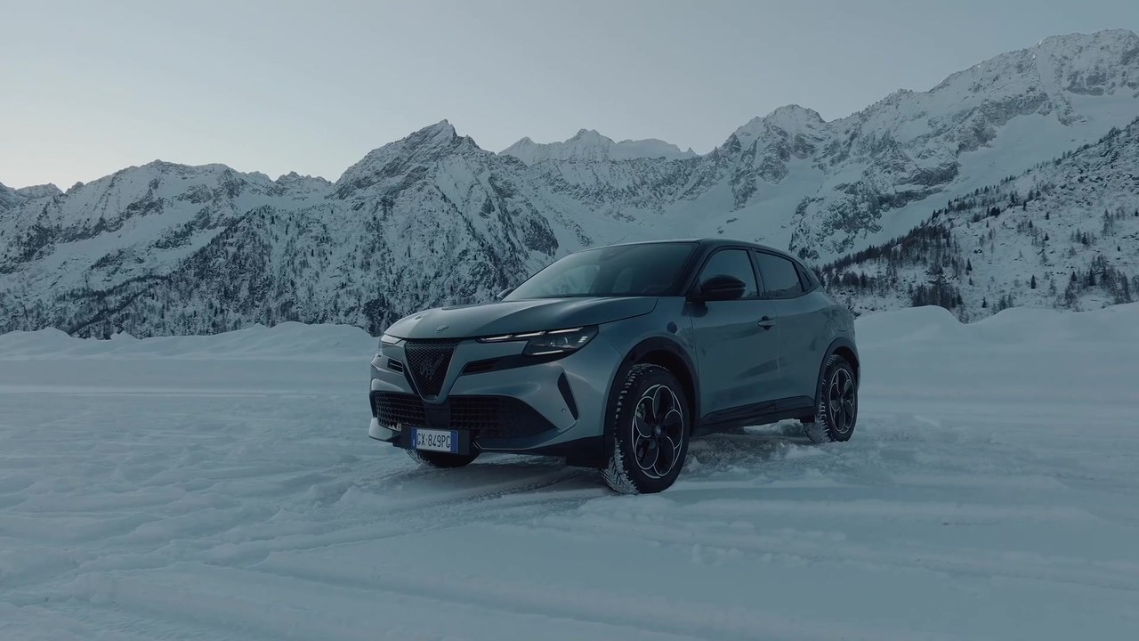 Der neue Alfa Romeo Junior Ibrida Q4 stellt sein Können bei ersten Testfahrten unter Beweis