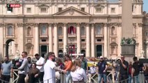 Plus de 128.000 personnes ont défilé depuis mercredi matin dans la basilique saint-pierre de rome pour se recueillir devant la dépouille du pape françois, annonce le vatican