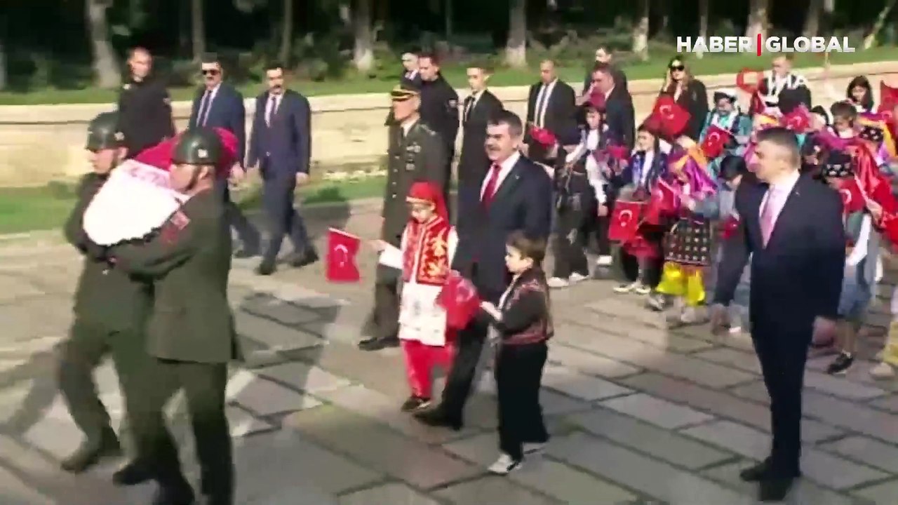 Bakan Tekin, öğrencilerle Anıtkabir'i ziyaret etti