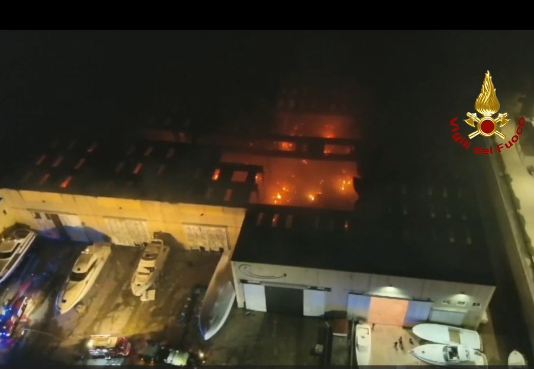 Fiamme alte metri e super lavoro dei vigili: le immagini notturne dell'incendio nel cantiere nautico di Olbia