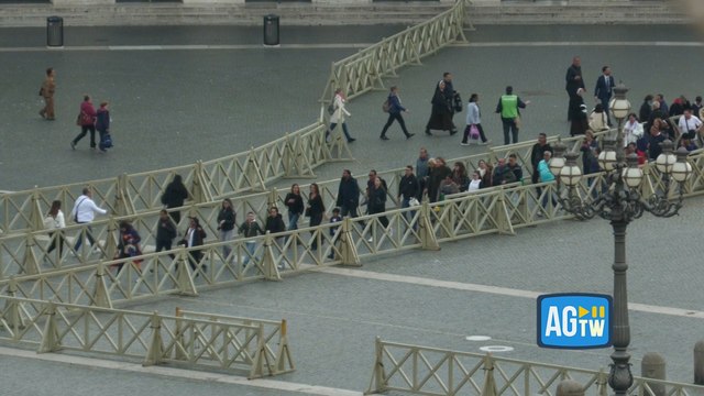 Ecco i primi fedeli accorsi in Vaticano per rendere omaggio alla salma di Papa Francesco