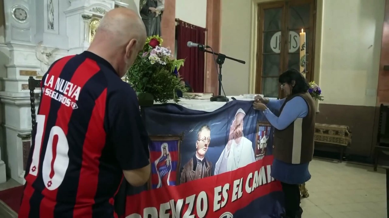 NO COMMENT: Los aficionados de San Lorenzo honran al Papa Francisco con una misa en Buenos Aires