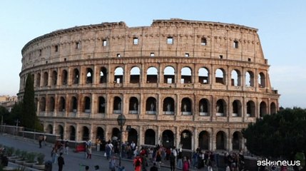 Il Colosseo con le luci spente per rispetto di Papa Francesco