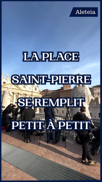La place Saint-Pierre se remplit petit à petit