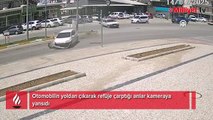 Otomobilin yoldan çıkarak refüje çarptığı anlar kamerada