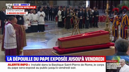 Le cardinal camerlingue, qui assure l'intérim à la tête de l'Église, bénit le corps du pape François