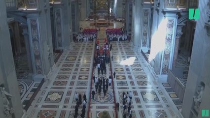 El féretro del papa Francisco llega a la basílica de San Pedro
