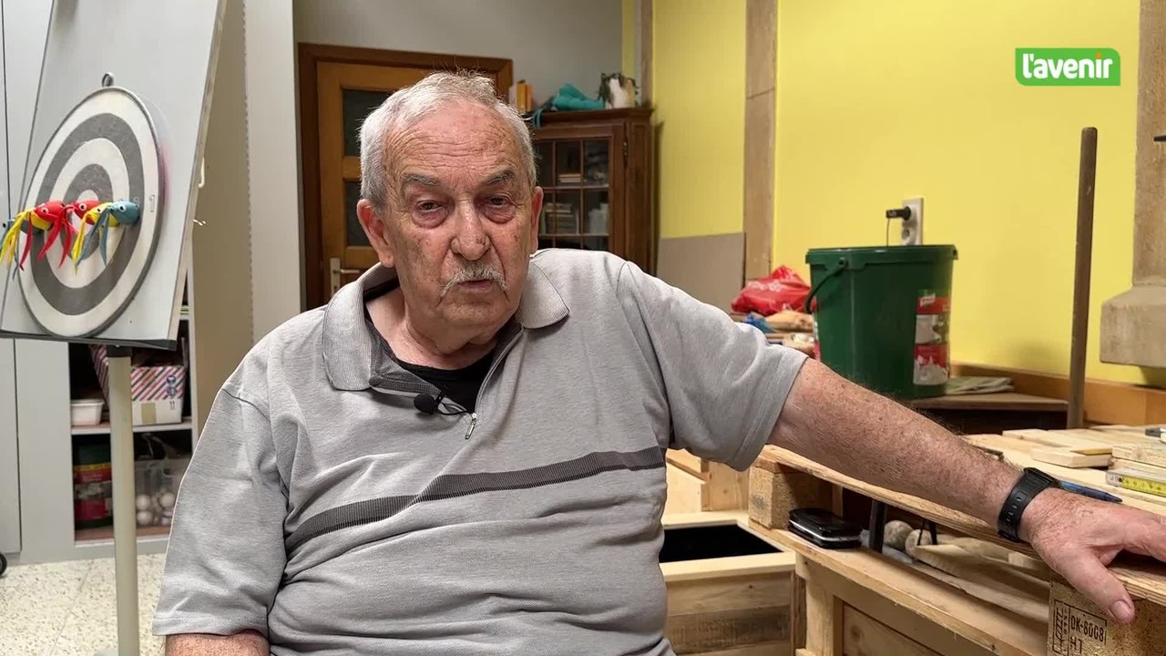 Marcel, 80 ans, fabrique des meubles et objets...