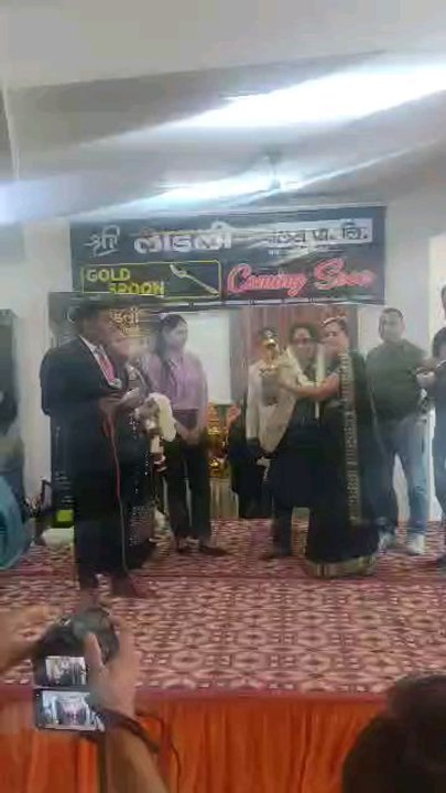 Shri ladli group ke aur se sabhi prtigouta ko puruskar bitran karte huye