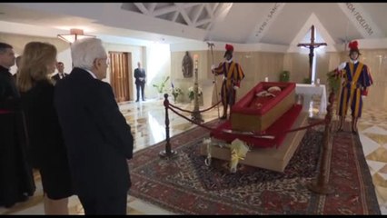 Sergio Mattarella a Santa Marta rende omaggio a salma del Pontefice