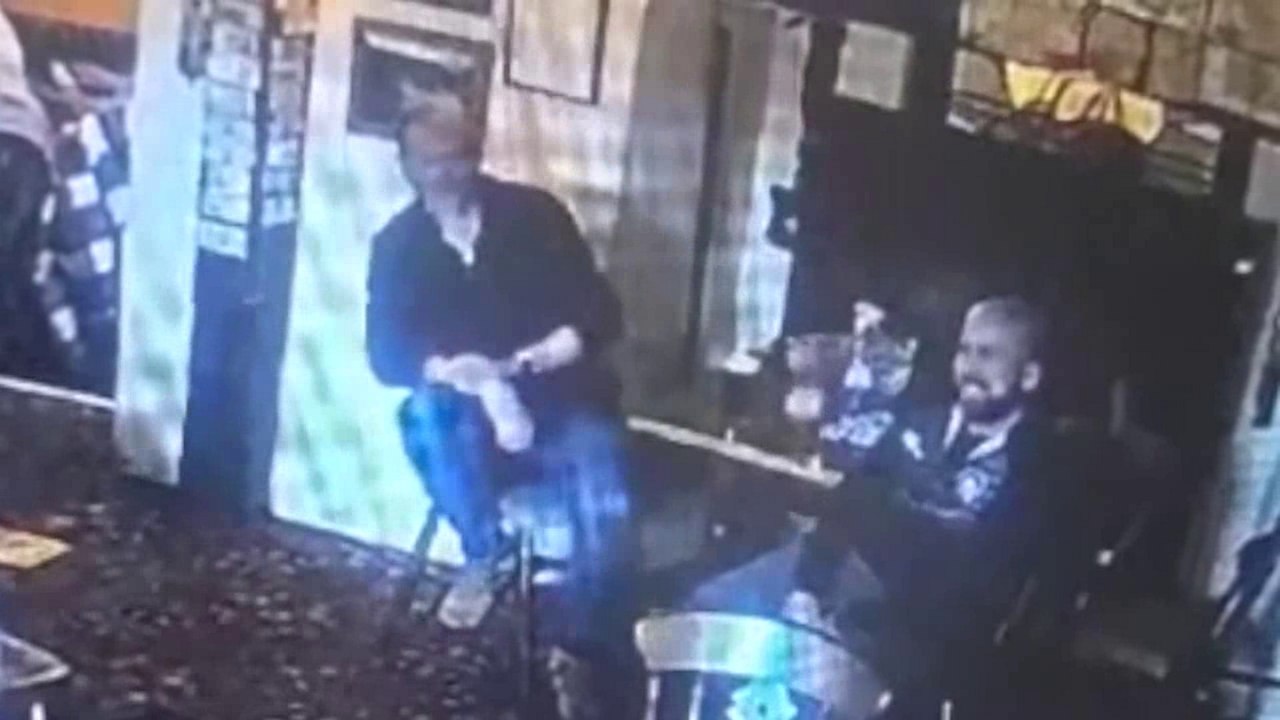 Video zeigt 'poltergeist', der in einem britischen spukhaus getränke umstößt