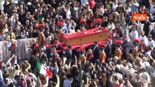 Addio a Papa Francesco, la salma del Santo Padre attraversa piazza San Pietro