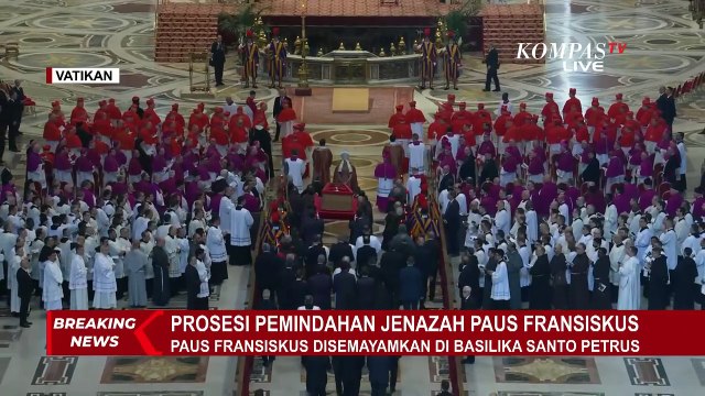Momen Umat Katolik Riuh Bertepuk Tangan saat Jenazah Paus Fransiskus Tiba di Basilika St. Petrus