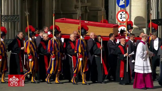 Revoir les images du transfert du cercueil du Pape François, de la chapelle de la maison Sainte Marthe jusqu’à la basilique Saint-Pierre où les fidèles pourront lui rendre un dernier hommage - VIDEO