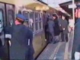 nouveau metier pousseur de trains japonais encombrés