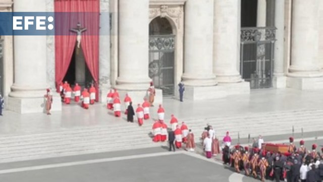 El féretro del papa Francisco llega en procesión a la basílica de San Pedro