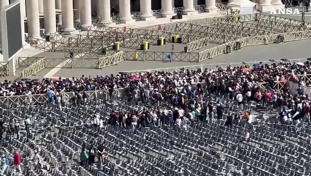 Papa Francesco, migliaia in coda per l'apertura della Basilica di San Pietro