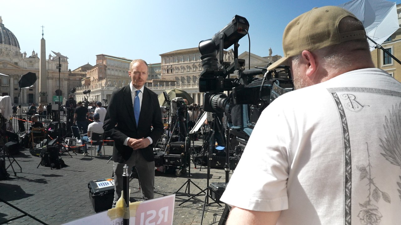 Mort du pape : des milliers de journalistes jouent des coudes place Saint-Pierre