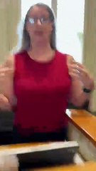 Mulher processa restaurante por se recusar a servi-la devido a vestido