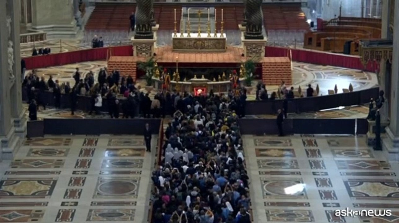 Papa, in corso l'omaggio dei fedeli nella Basilica di San Pietro