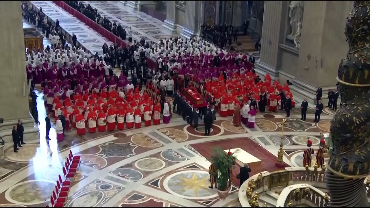 Una marea de fieles despide al papa Francisco