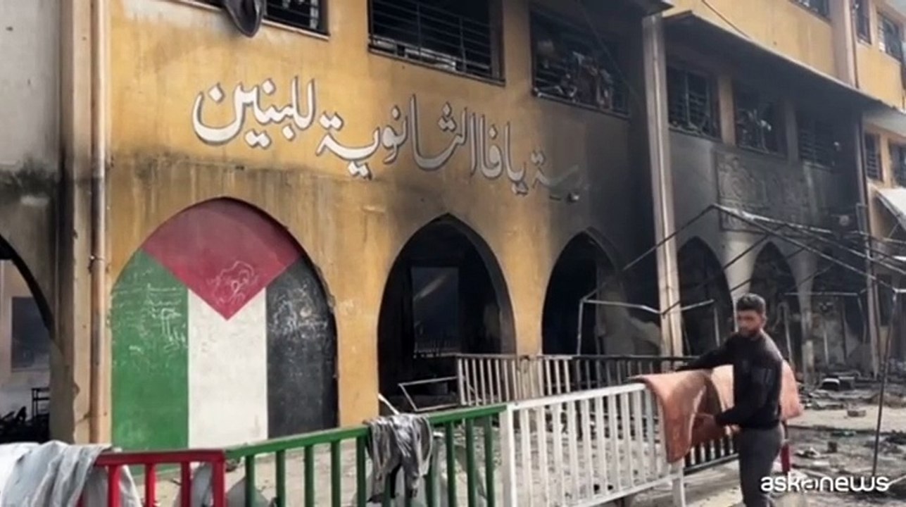 Gaza, attacco israeliano su scuola con sfollati, almeno 10 morti