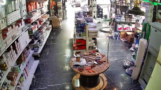 İstanbul'da 6,2 büyüklüğünde deprem - Deprem anı Sakarya'da güvenlik kamerasına yansıdı