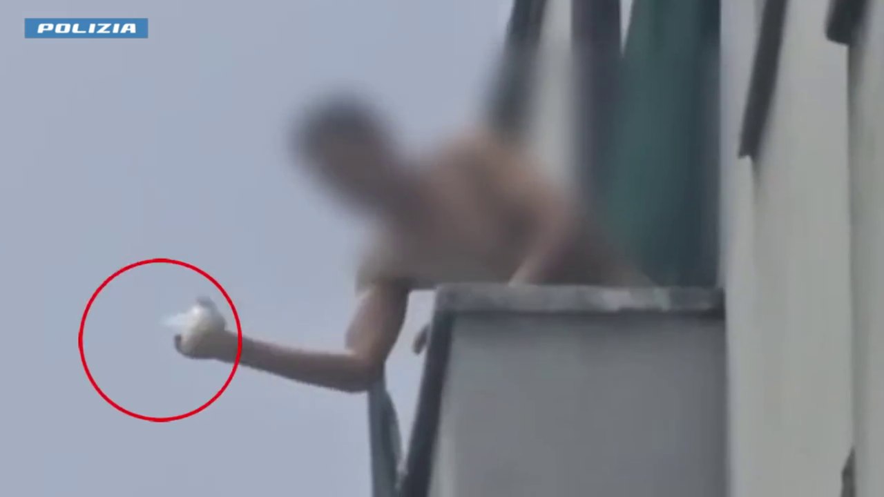 Droga «al lancio» dal quarto piano, il palo in giardino, la tosse: i trucchi dei pusher in via degli Etruschi