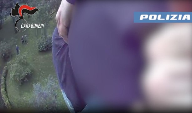 Donna tenta il suicidio dal balcone: salvata in extremis da carabinieri e polizia (23.04.25)