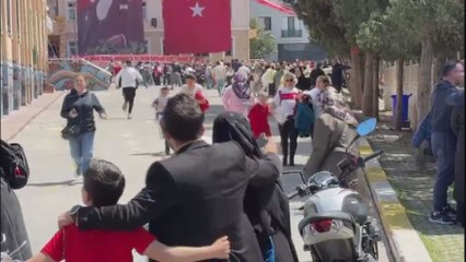 Avcılar'da öğrenciler okuldaki 23 Nisan gösterilerinde depreme yakalandılar