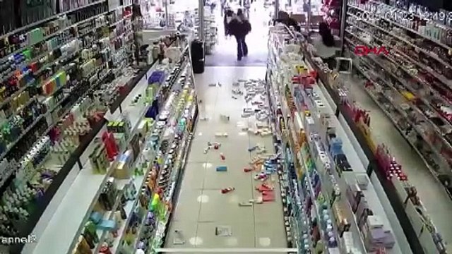 İstanbul'da deprem sırasında binalardan panikle çıkış anları...