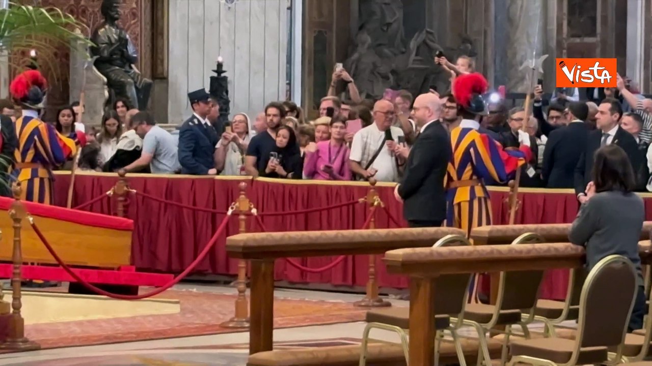 Lorenzo Fontana in Vaticano per l'omaggio a Papa Francesco, si inginocchia davanti al feretro