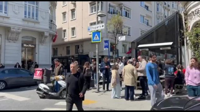 A Istanbul terremoto di magnitudo 6.2: paura e gente in strada