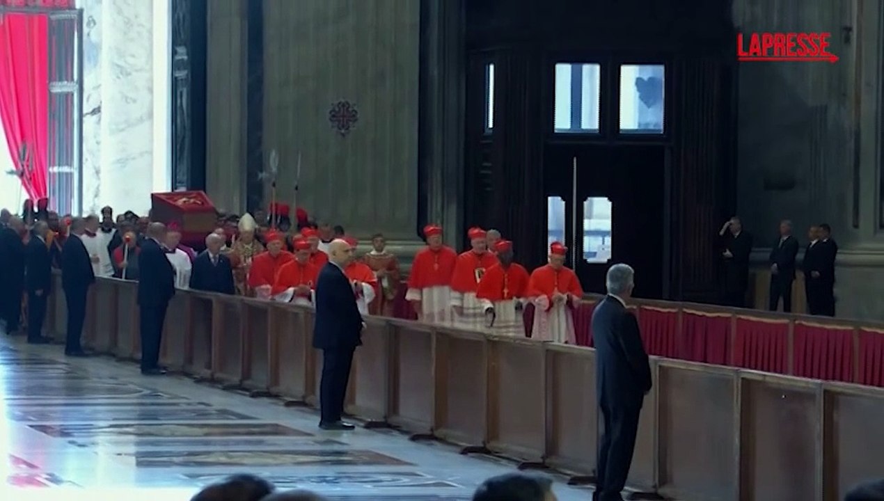 Papa Francesco, la salma nella Basilica di San Pietro per l'omaggio dei fedeli